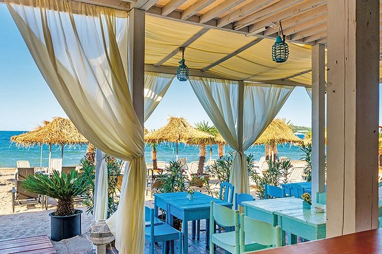BULHARSKO_Beach-summer-restaurant-on-the-Black-Sea-Burgas-Bulgaria__w950h500_83b2ff