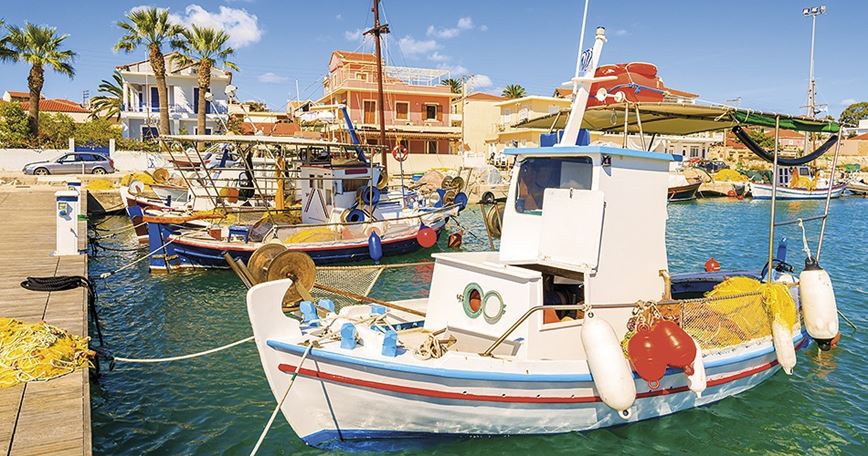 KEFALONIE_Colorful-traditional-Greek-fishing-boats-in-port-of-Lixouri-town-Kefalonia__w950h500_83b2ff